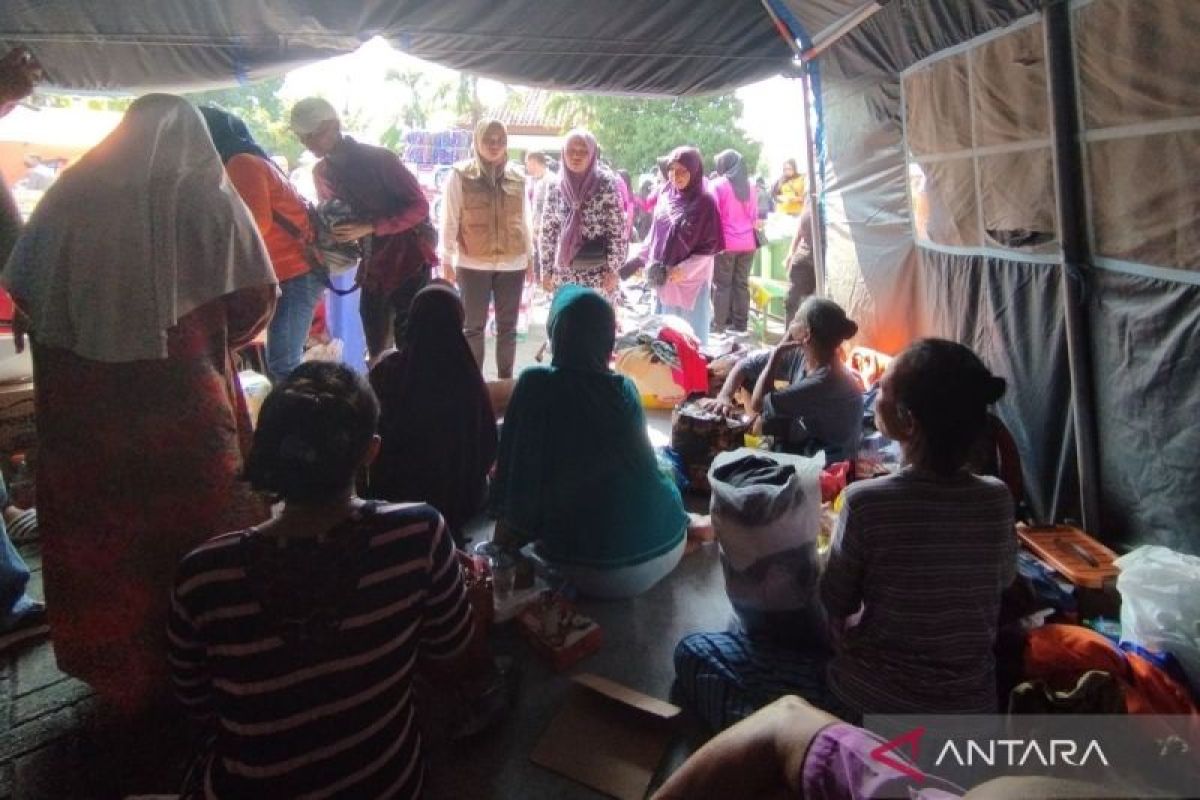 Pemkab Demak terus berupaya evakuasi korban banjir yang terjebak di rumah