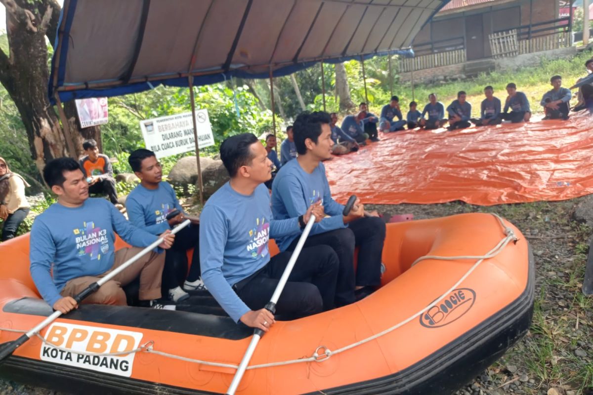 Peringati Bulan K3 Nasional bersama BPBD Padang PLN latih personil tanggap darurat banjir