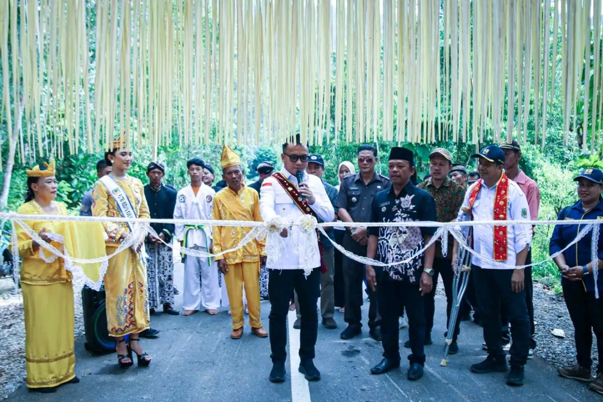 Bupati Morut resmikan jalan Beteleme-Korobonde