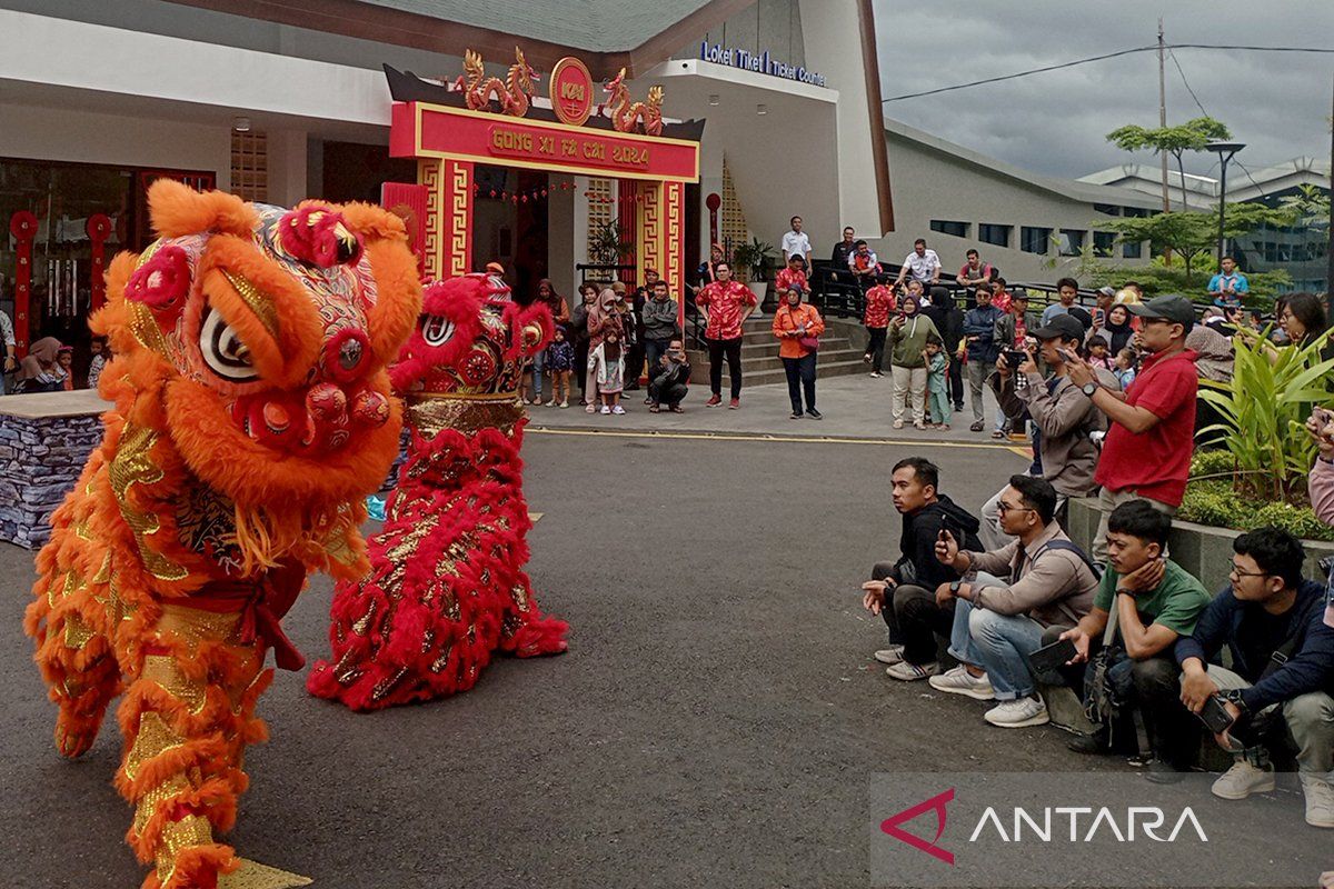 KAI  hadirkan barongsai di Stasiun Purwokerto meriahkan Imlek