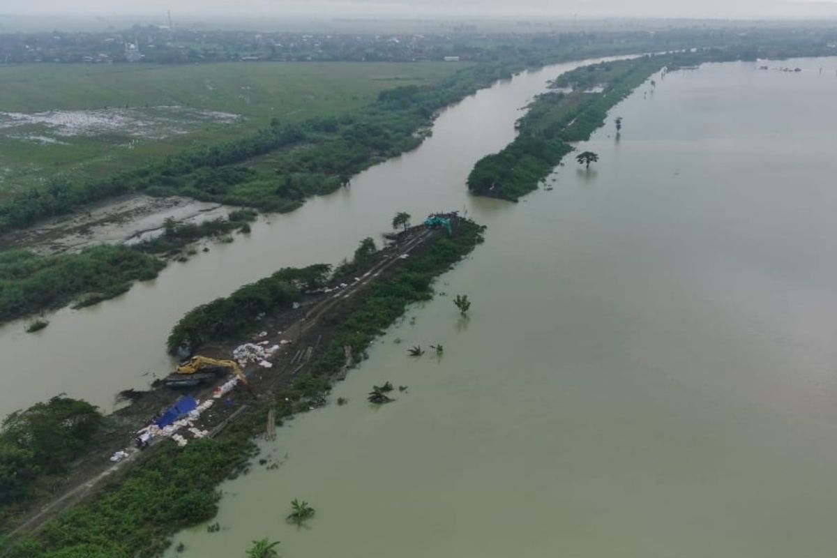 PUPR Ministry repairing breached embankment in Demak