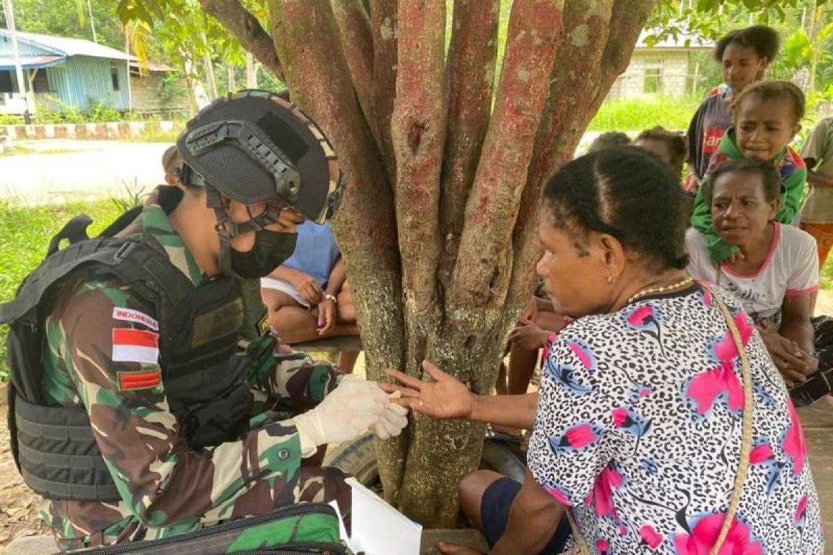 Satgas Yonif 310/KK periksa kesehatan warga Kampung Unggalom Keerom