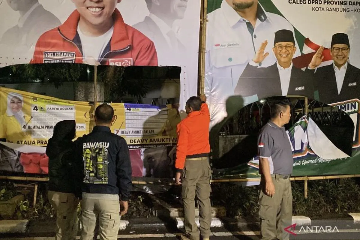 bawaslu-leads-campaign-material-cleanup-in-bandung