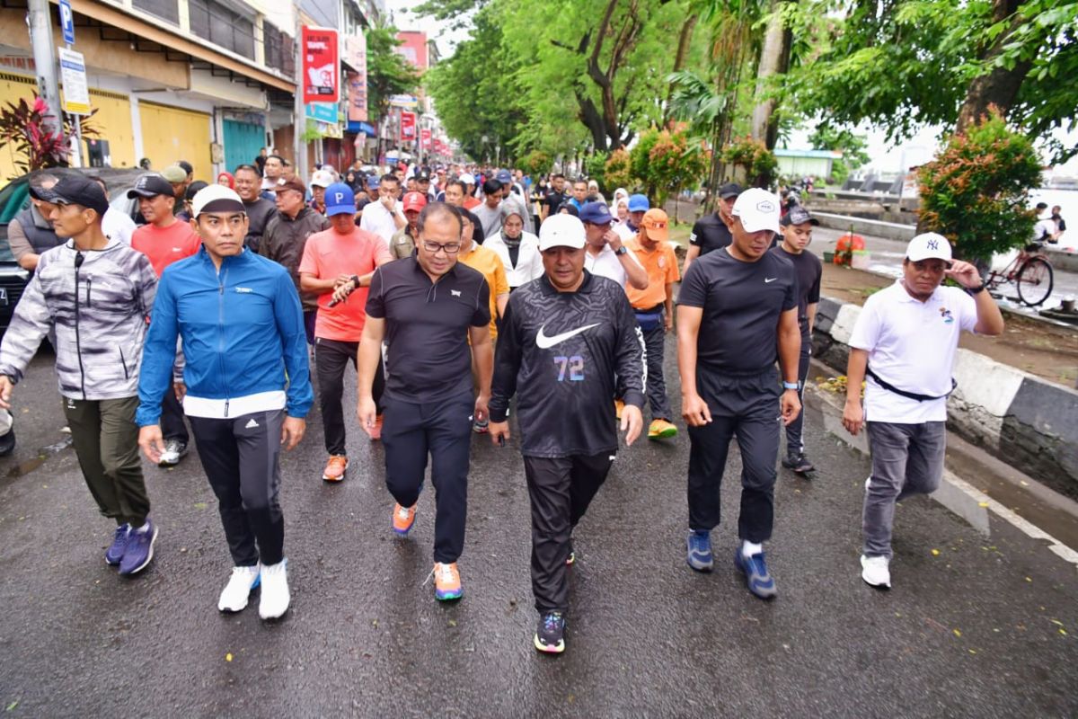 Pj Gubernur Sulsel jalan sehat dan bakti sosial di masa tenang pemilu