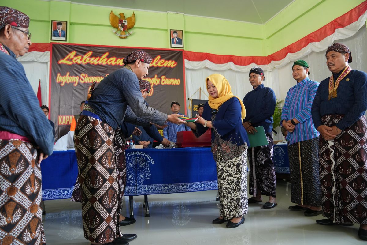 Bupati Sleman menerima "ubarampe" upacara adat Labuhan Merapi