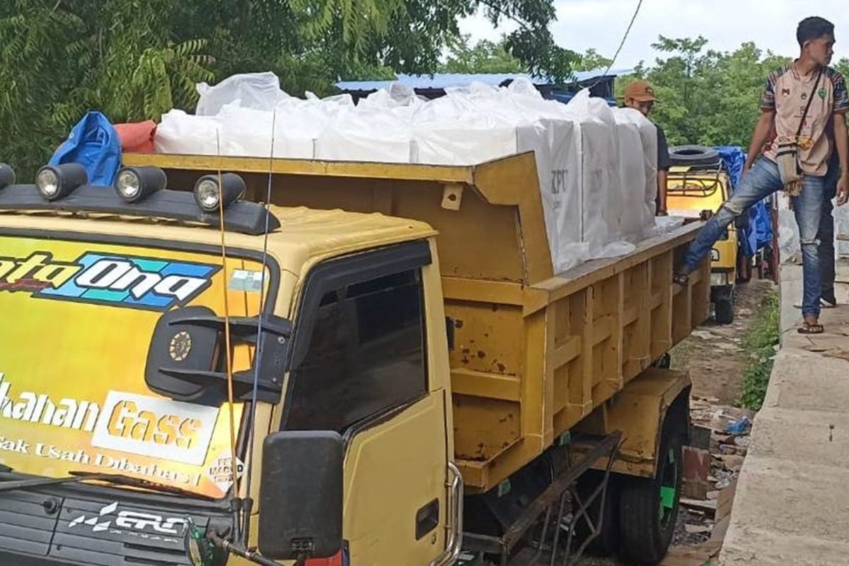 KPU Lembata gunakan terpal di mobil logistik antisipasi hujan