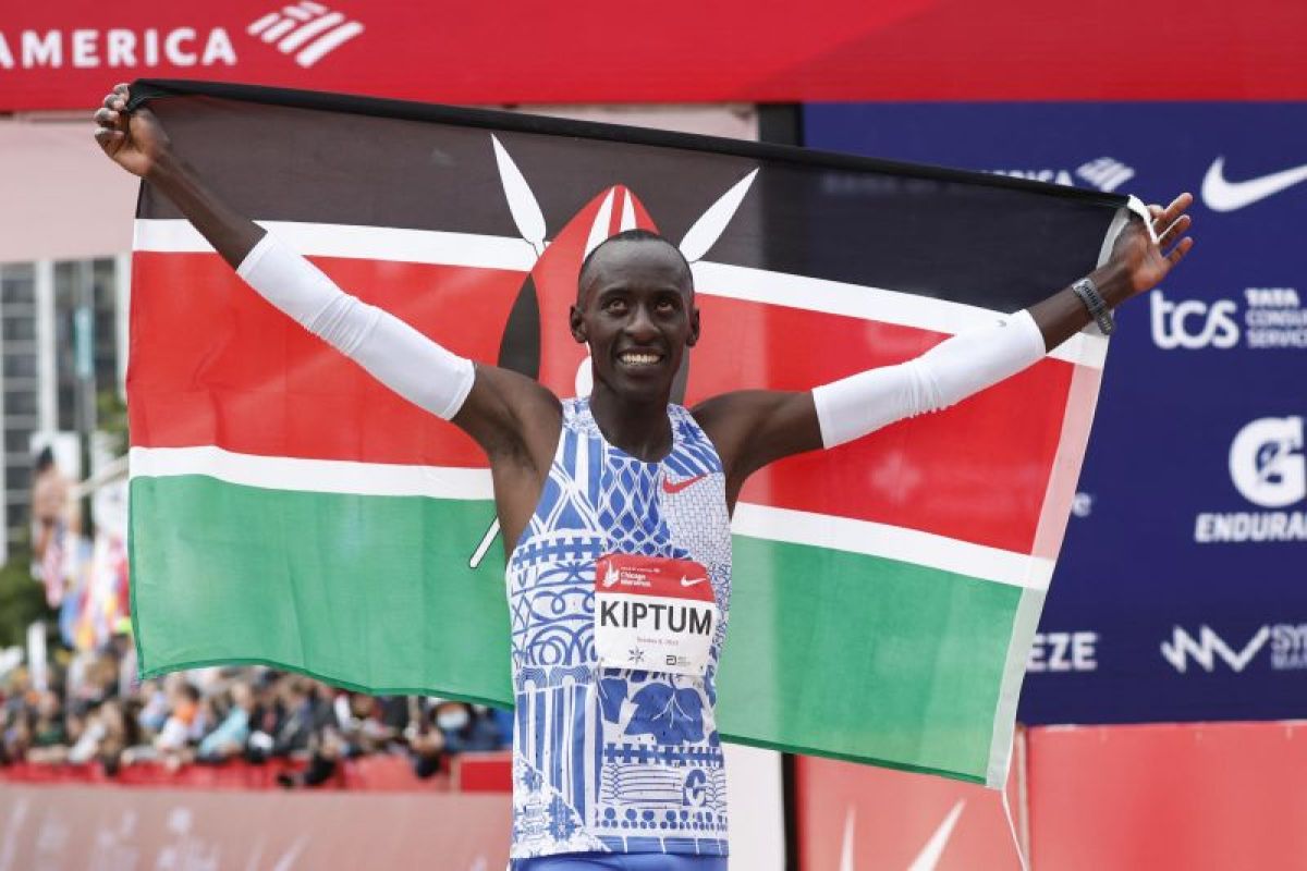 Atlet pemegang rekor dunia maraton tewas dalam kecelakaan di Kenya
