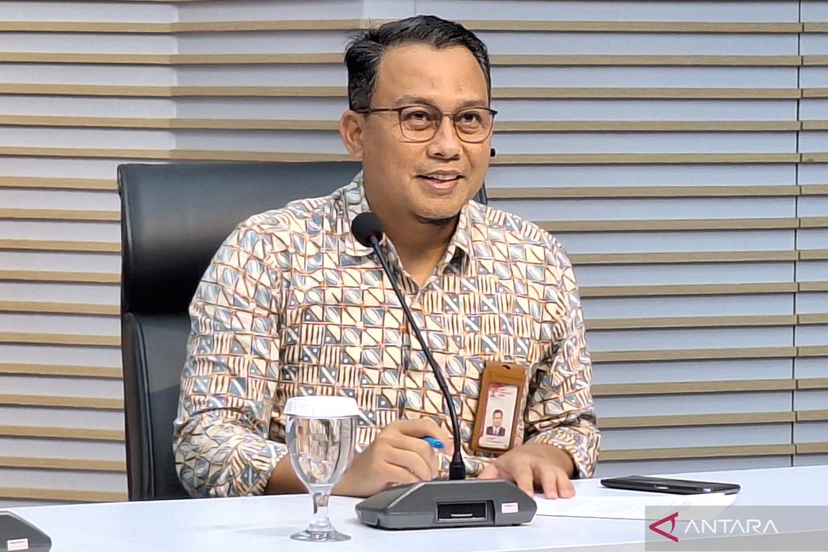 Penyidik KPK memeriksa eks sekjen Kemenkes terkait korupsi pengadaan APD