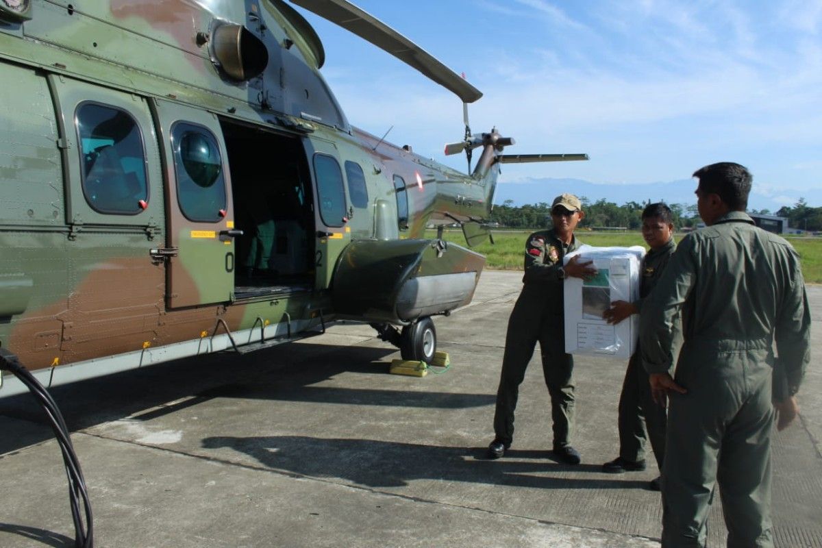 Lanud Timika kirim logistik Pemilu 2024 dengan Heli Caracal TNI AU