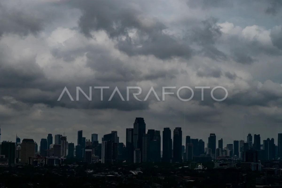 Berawan dan hujan ringan, cuaca DKI Jakarta