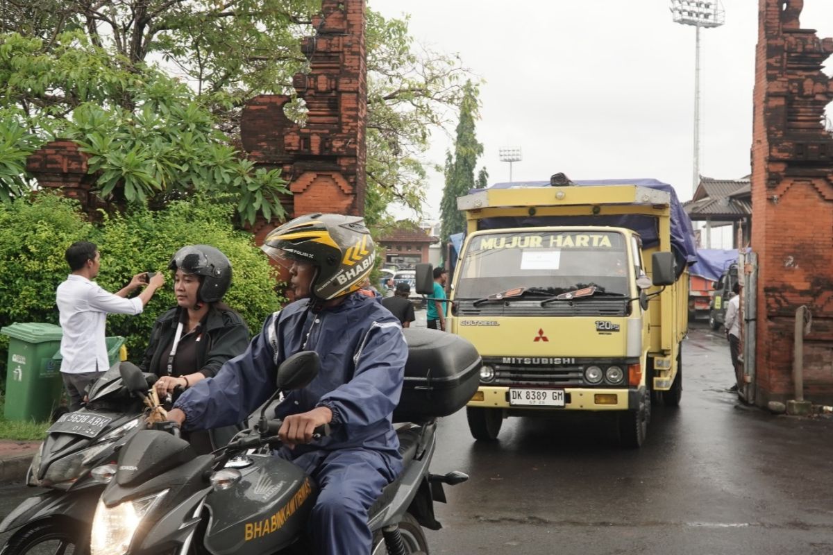 Ratusan personel Polresta Denpasar kawal distribusi logistik Pemilu 2024