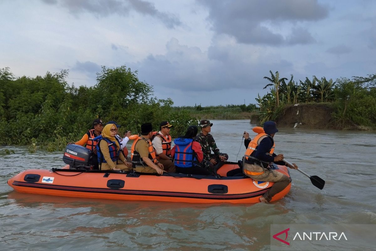 Tempat pengungsian banjir Demak, Jateng,  yang tersebar  dibuatkan tenda terpusat