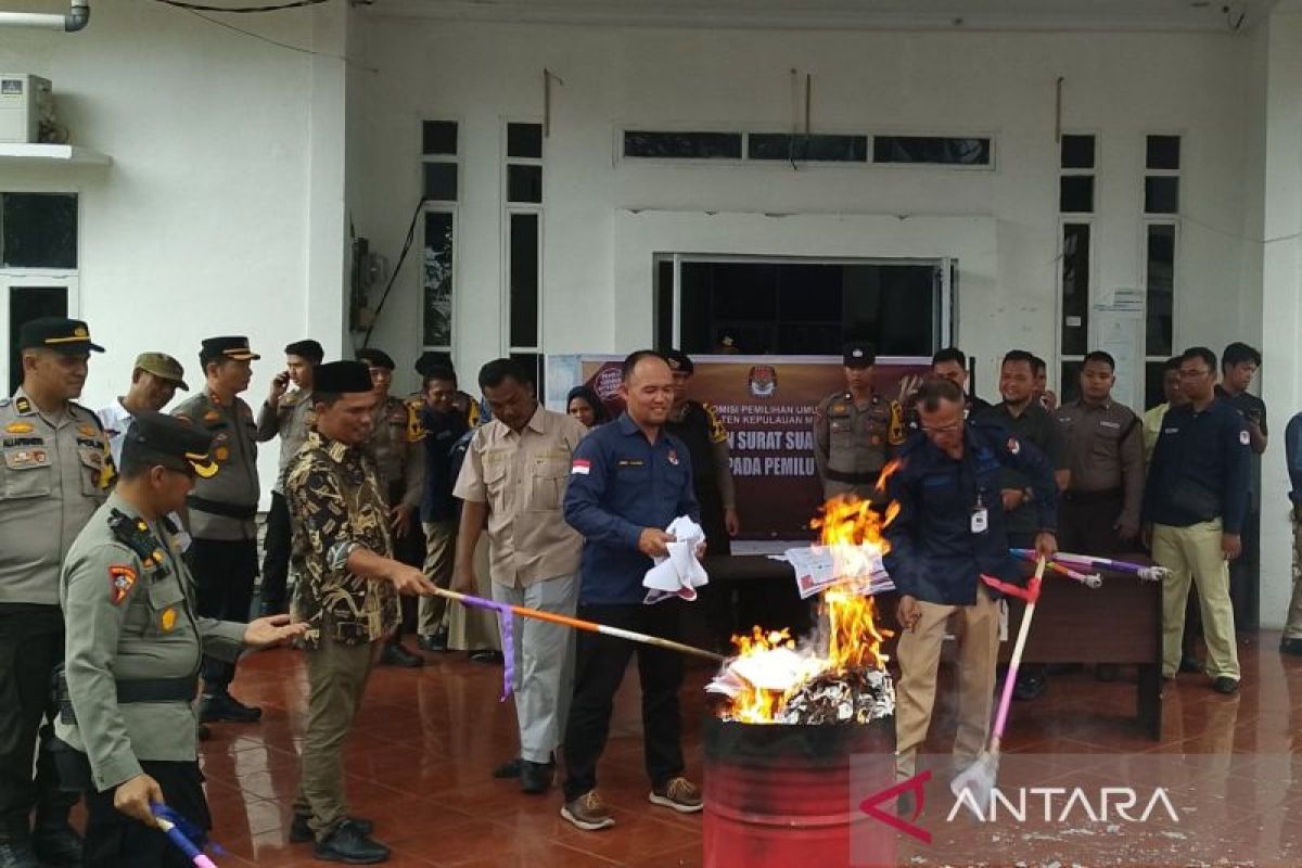 KPU Meranti musnahkan 285 surat suara lebih dan rusak