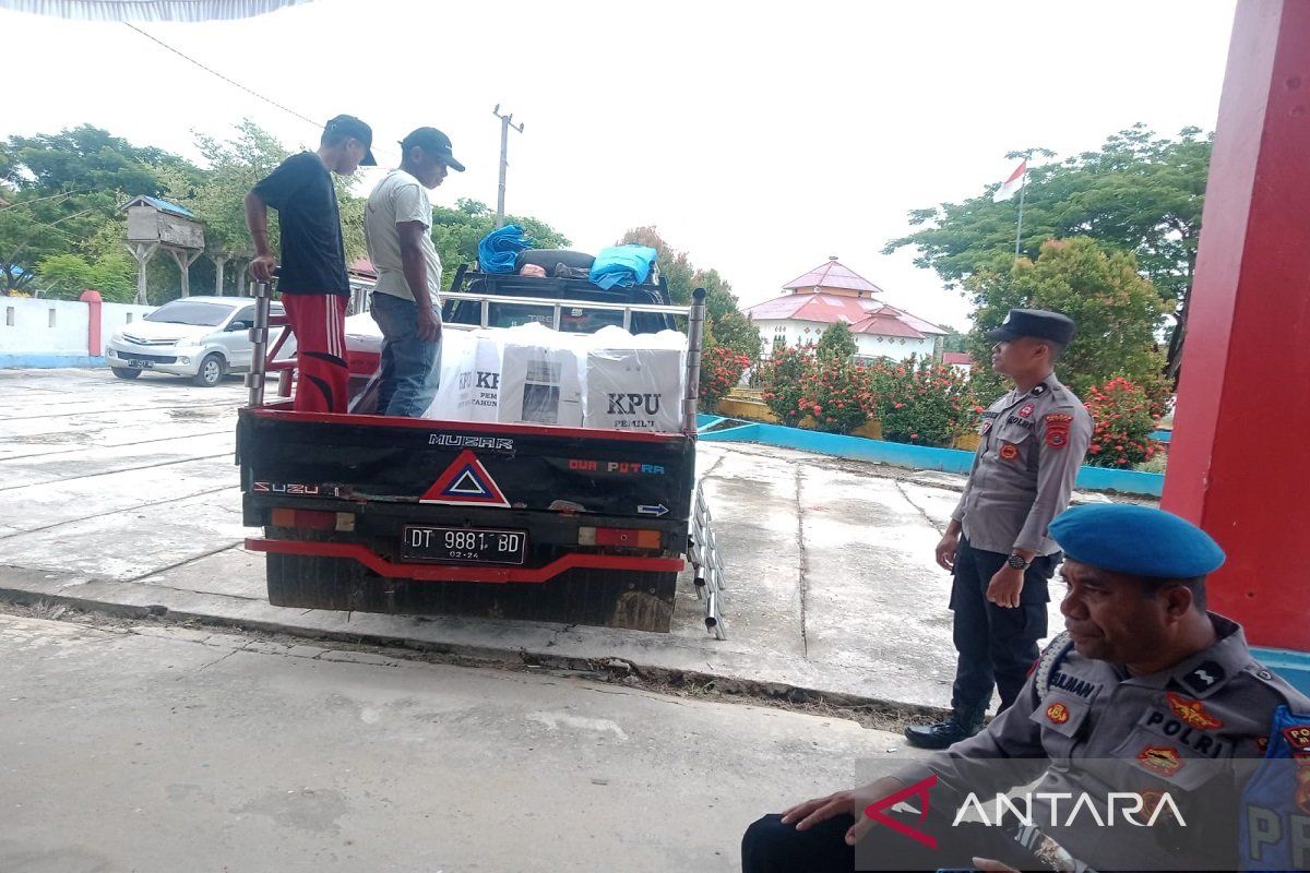 Tim pengamanan Polres Muna kawal distribusi logistik ke 17 TPS Tiworo Selatan