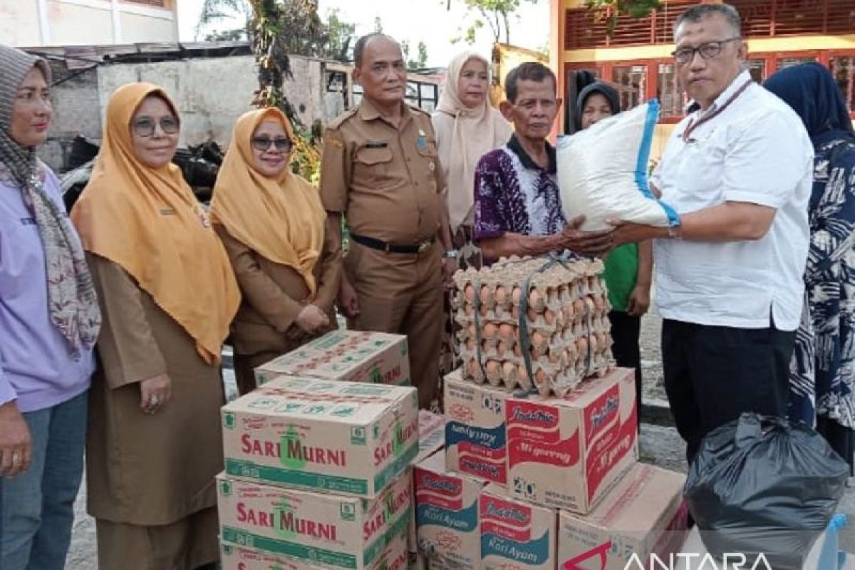 Rumah penjaga SDN 37 Pagambiran ludes terbakar, Semen Padang beri bantuan