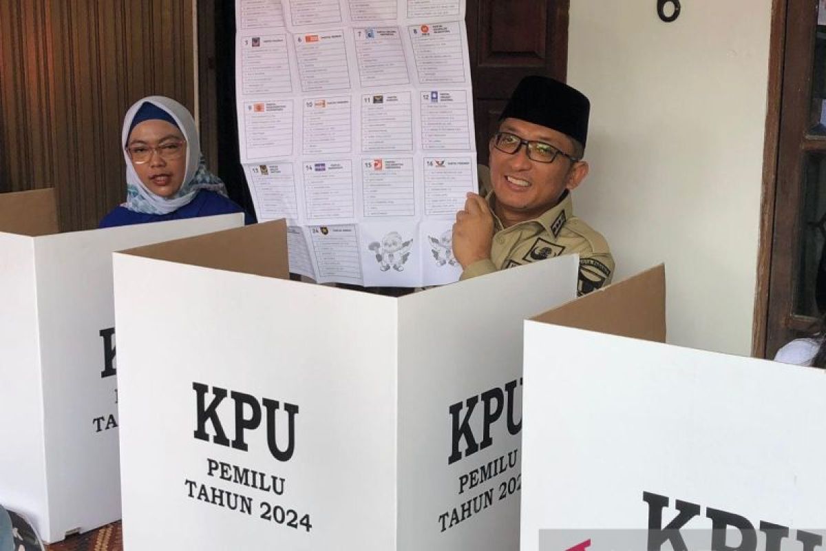 Wali Kota Hendri Septa dan istri gunakan hak suaradi TPS 08 Ulak Karang