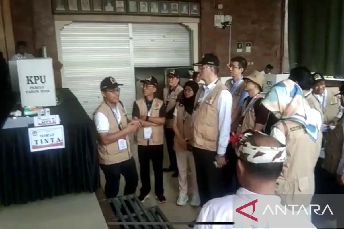 foreign-observers-monitor-election-at-balis-women-run-polling-station