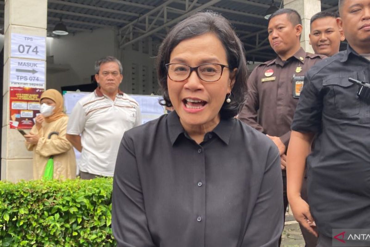 Benarkah Sri Mulyani mencoblos di AS dan beri salam satu jari? Ini faktanya!