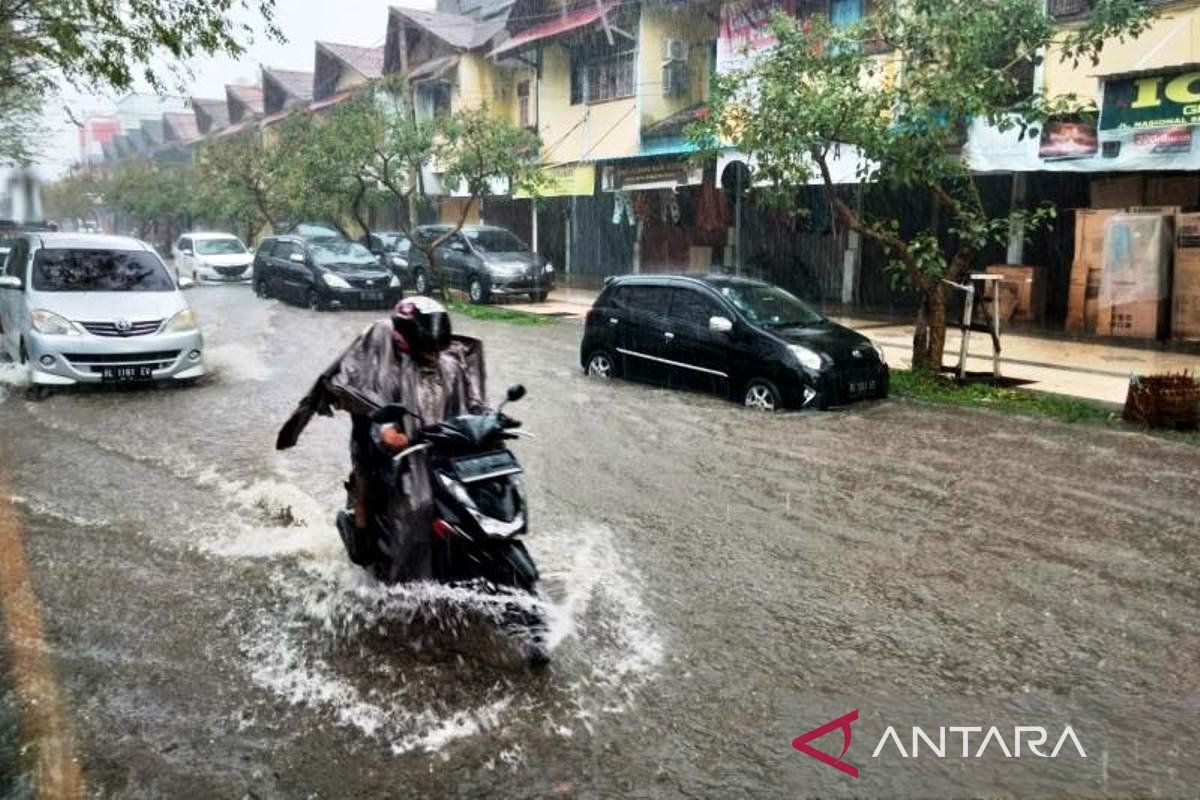 BMKG prakirakan cuaca kota besar Indonesia berawan-hujan pada Jumat