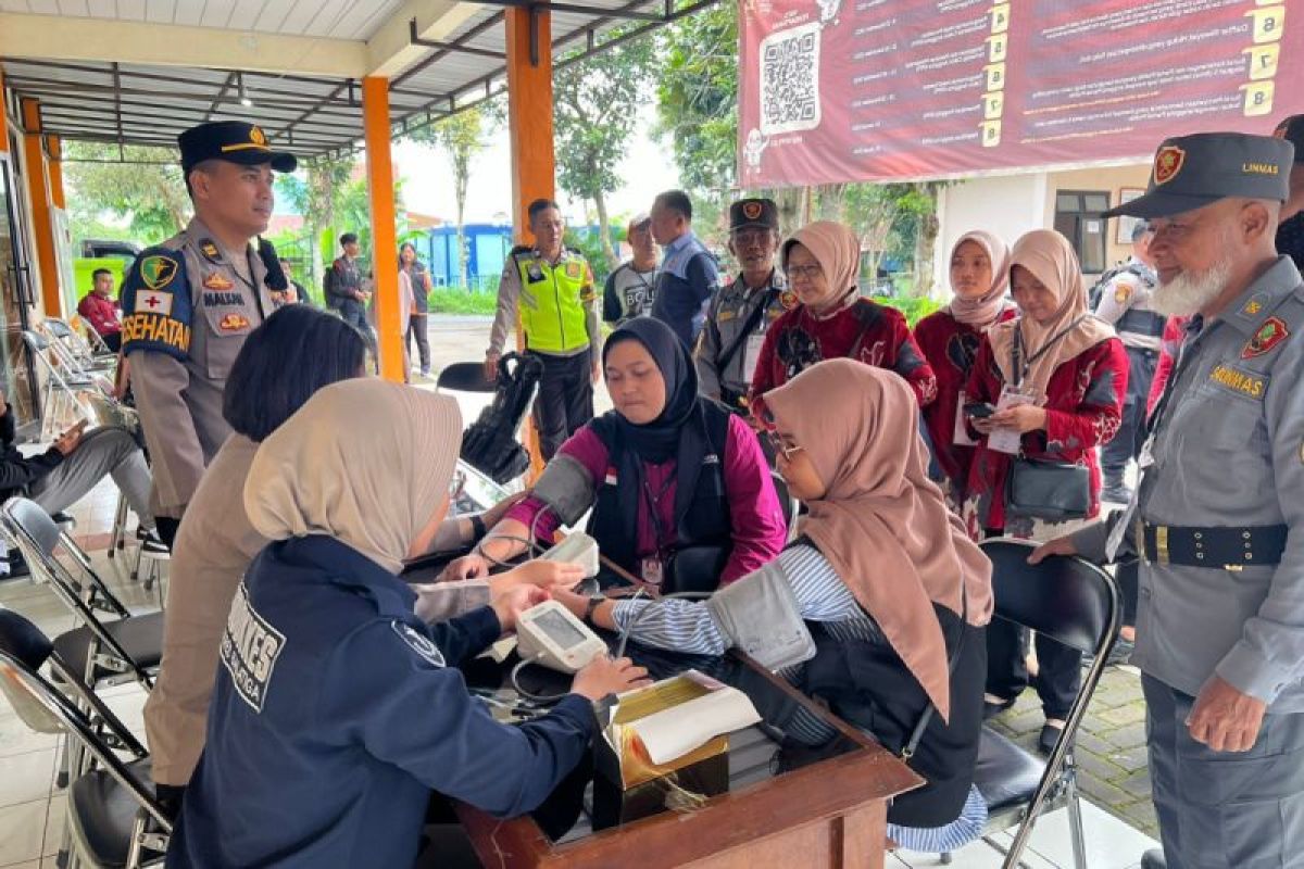 Polisi cek kesehatan anggota KPPS di berbagai wilayah  di Jateng