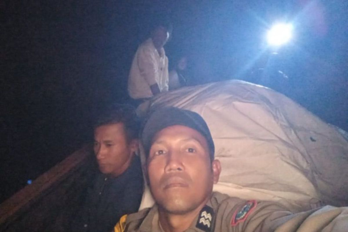 Susuri gelapnya Sungai Rokan, polisi kawal pengiriman logistik hasil pemilu