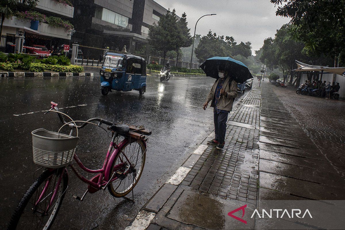 Hujan disertai petir akan guyur wilayah Jakarta pada Sabtu malam