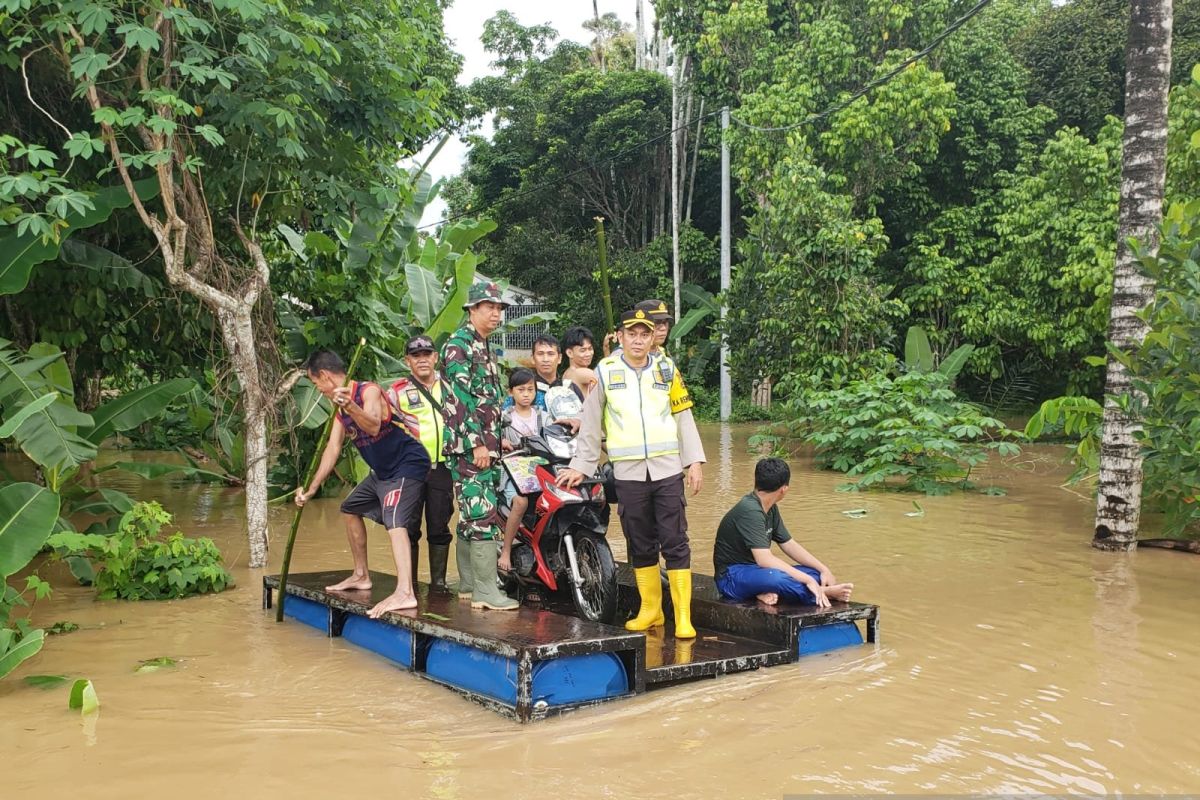 Polisi bantu evakuasi korban banjir di OKU Sumsel