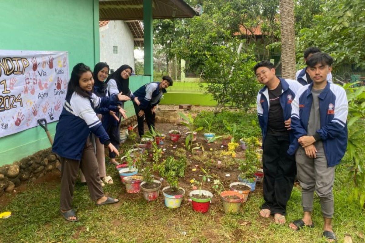 Mahasiswa KKN Undip bantu taman Toga dan papan batas desa