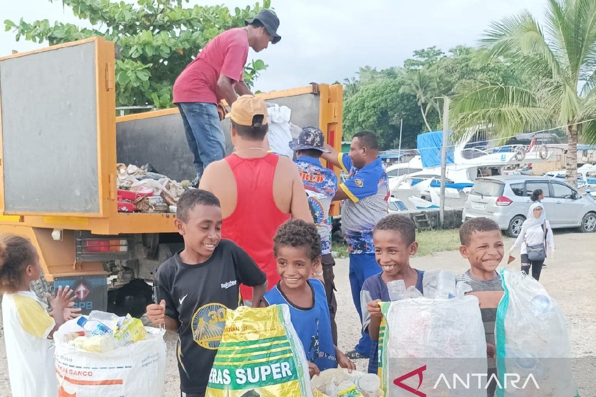 Warga Biak kelola limbah sampah plastik dengan 3R