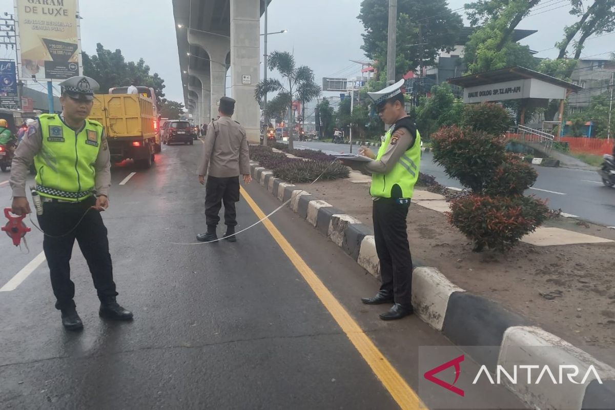 Tabrak ojek dan penumpang hingga tewas, mobil belum ditemukan