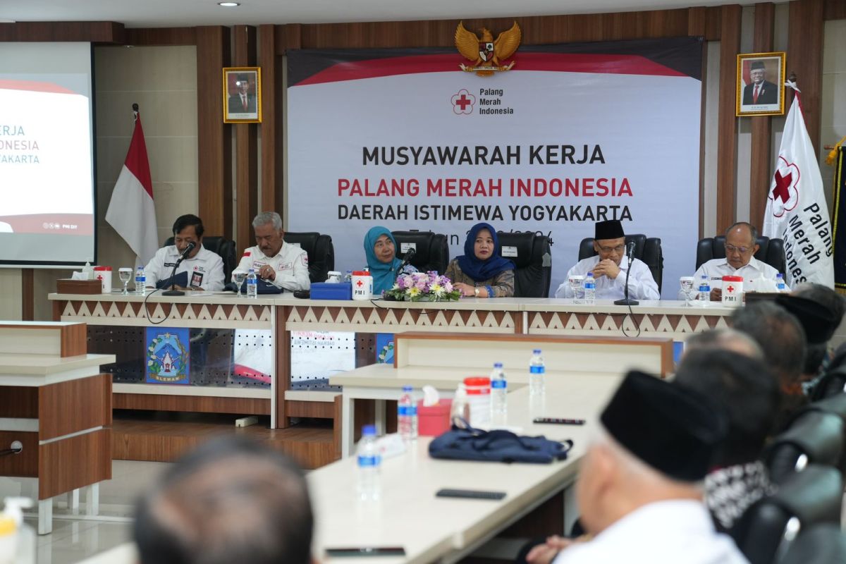 Gubernur mengajak relawan PMI DIY terus tingkatkan kemampuan