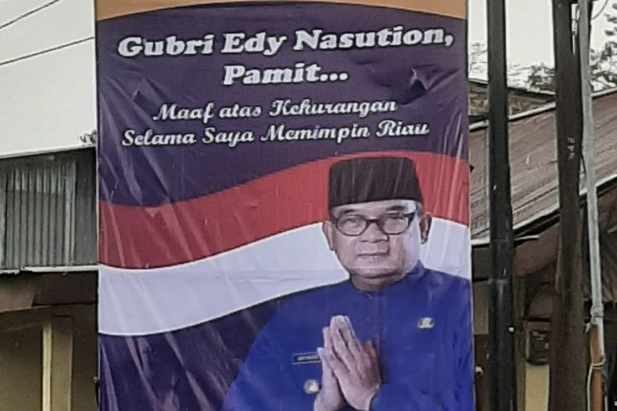 Masa jabatan berakhir, baliho Gubri pamit sapa masyarakat