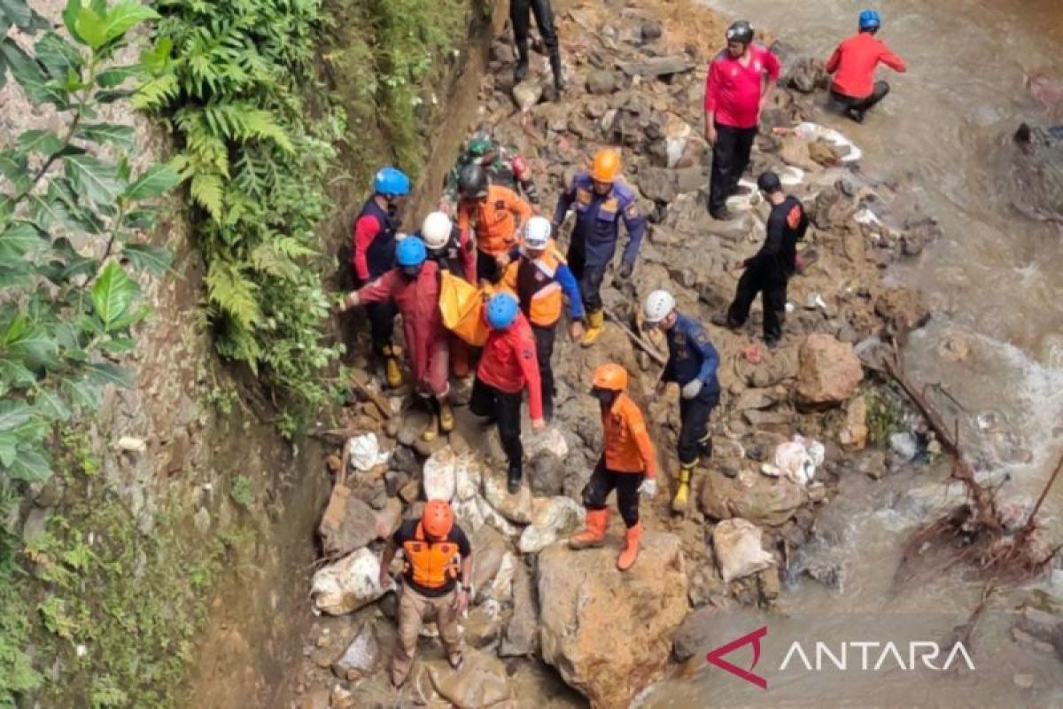 Longsor Muarasari Bogor akibatkan dua orang meninggal