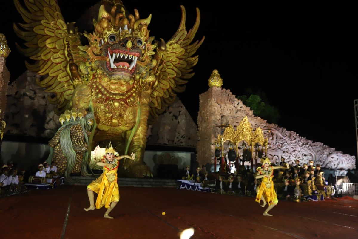 Perguruan Tinggi STAHN MPU Kuturan-Undiksha tampilkan kesenian "gong kebyar"