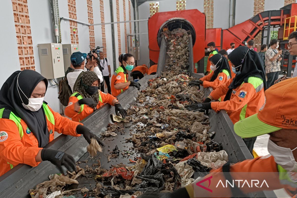 Mengolah sampah untuk meraih nilai tambah