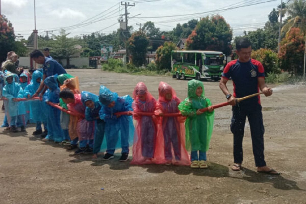 Posko Damkar Pessel Pos Tapan Sosialisasi cara memadamkan api kepada Anak TK