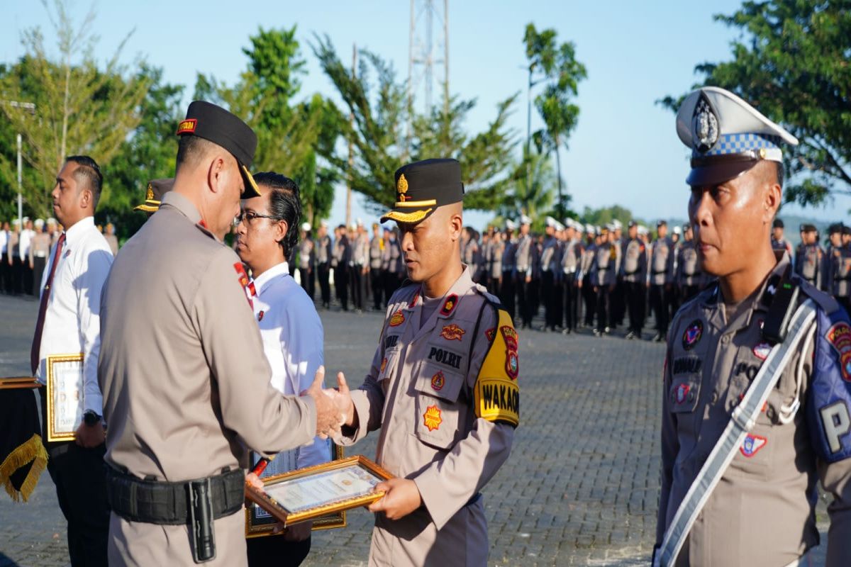 Kapolda Sulbar beri penghargaan kepada Ditkrimsus ungkap kasus suap DAK