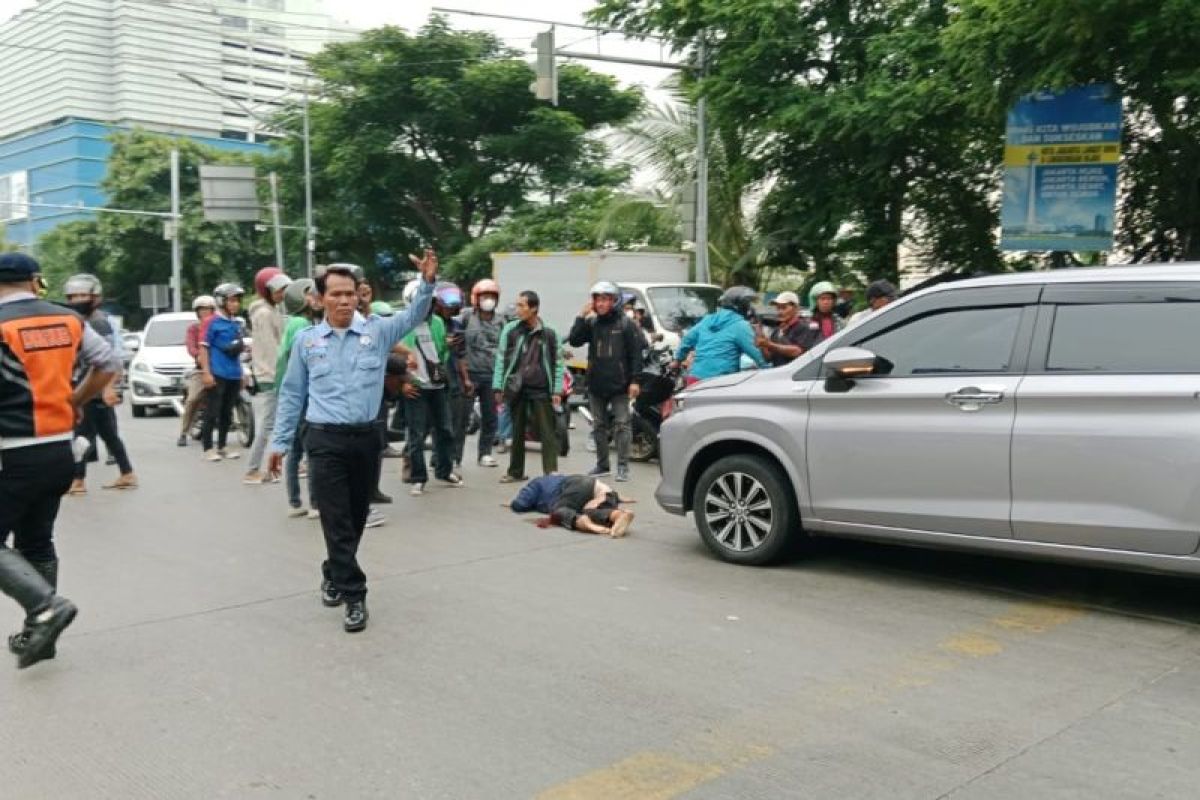 Naas!! Wanita nekat melompat dari jembatan Ancol, namun sialnya tertabrak mobil