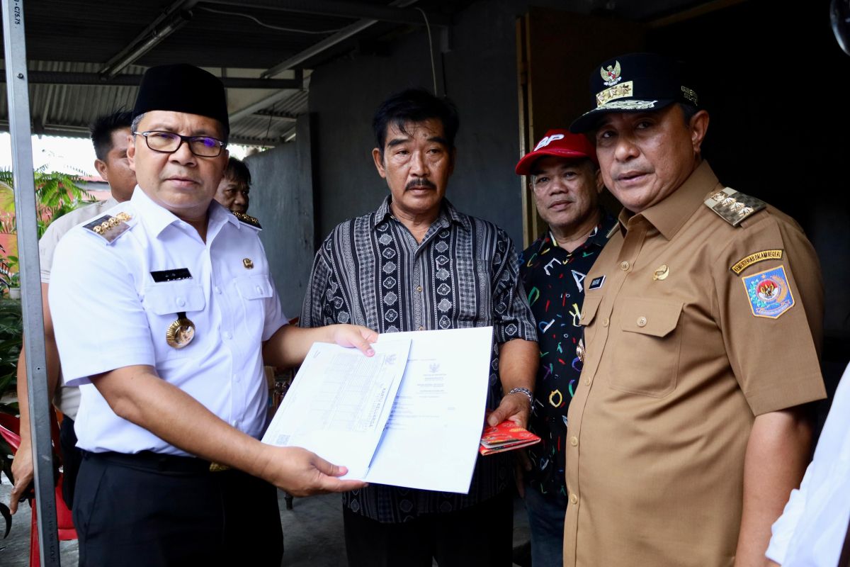 Pemkot Makassar serahkan akta kematian tiga petugas KPPS meninggal dunia