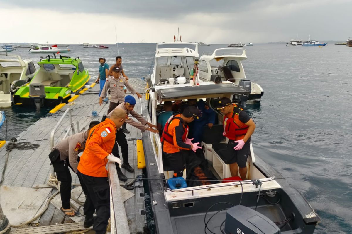 Tim SAR evakuasi mayat wisatawan di kawasan Pantai Gili Trawangan