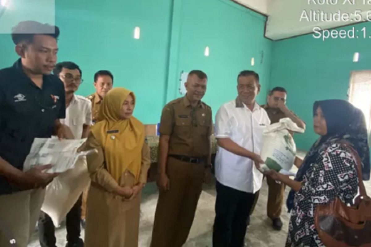 Bupati Pesisir Selatan serahkan bantuan di sejumlah kecamatan