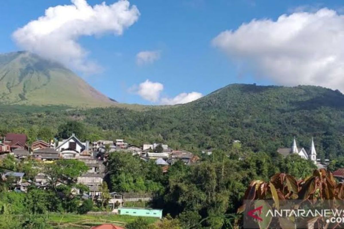 Pos PGA Lokon: Asap kebiruan keluar dari kawah tanda belerang terbakar