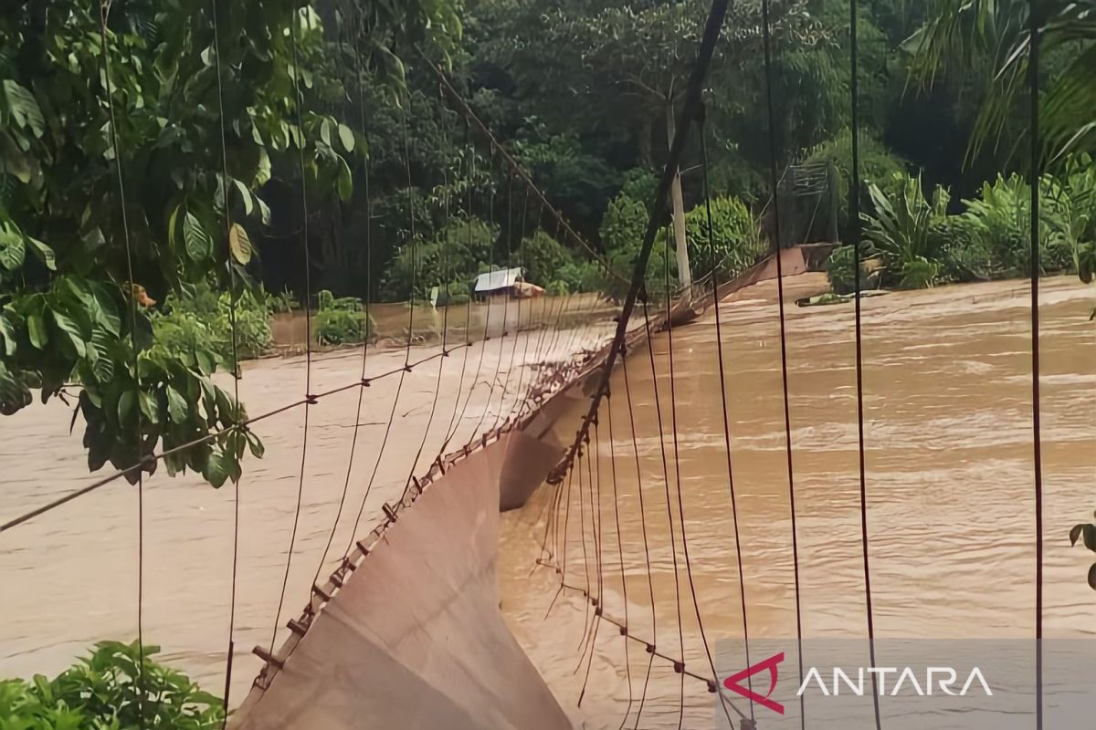 Pemkab OKU pinjamkan perahu fiber  untuk korban banjir di Karang Agung