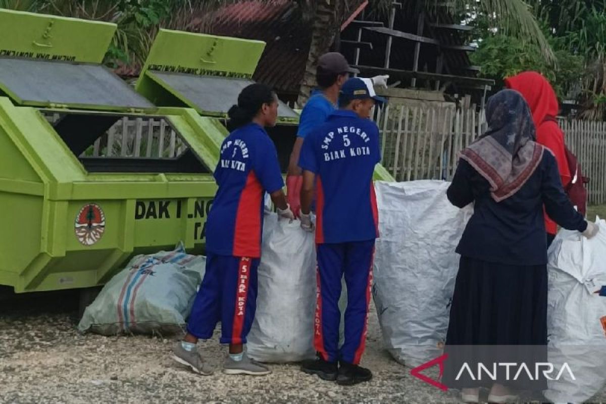 Penyuluh minta warga Biak bisa memilah sampah 3R