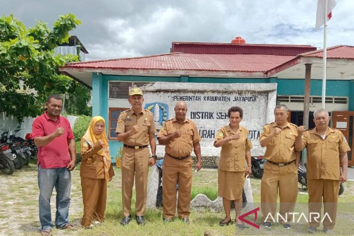 Pemkab Jayapura gerakkan warga bersihkan sampah lingkungan RT/RW