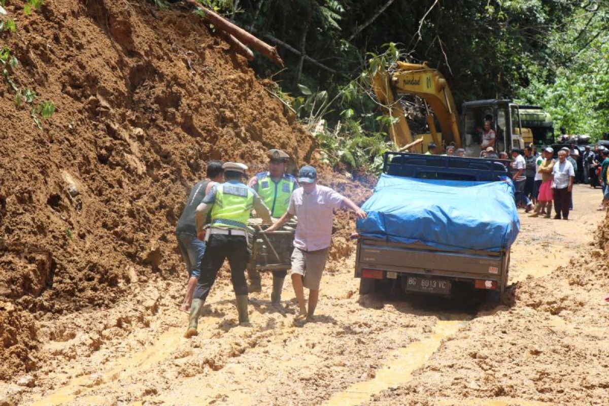 Jalur lintas Liwa ke Krui ditutup untuk kendaraan besar karena longsor