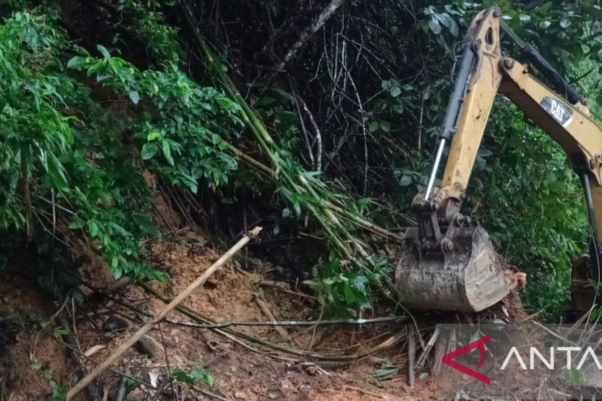 BPBD OKU Selatan  kerahkan alat berat bersihkan material longsor