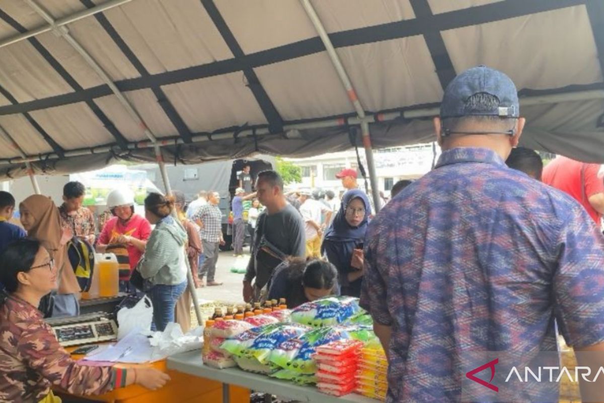 Disperindag gelar pasar murah meriakan HUT ke-21 Manggarai Barat