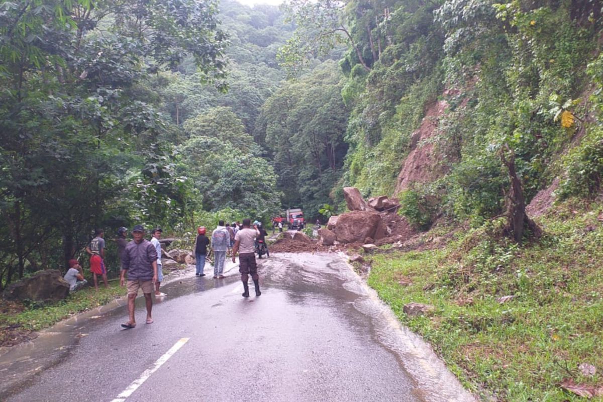 Longsor sebabkan kemacetan di jalan nasional Ruteng-Reo-Kedindi