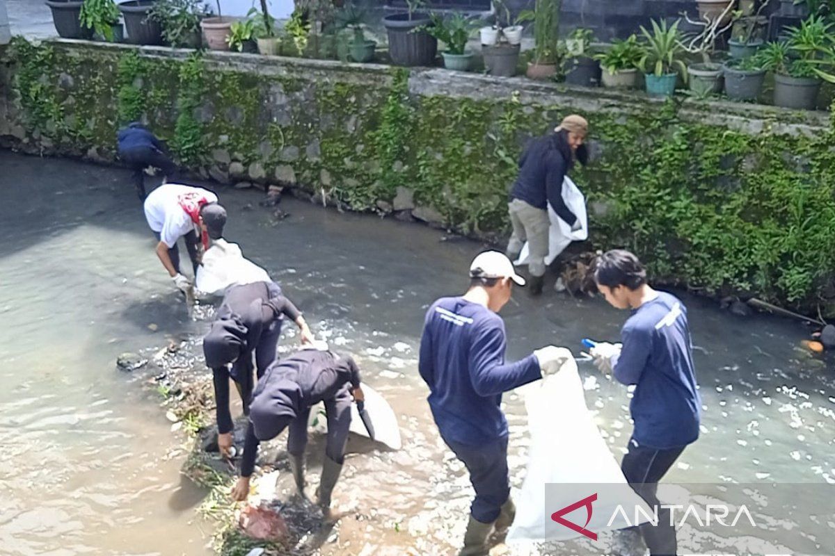 Mahasiswa Untidar bersihkan Kali Bening di  Magelang